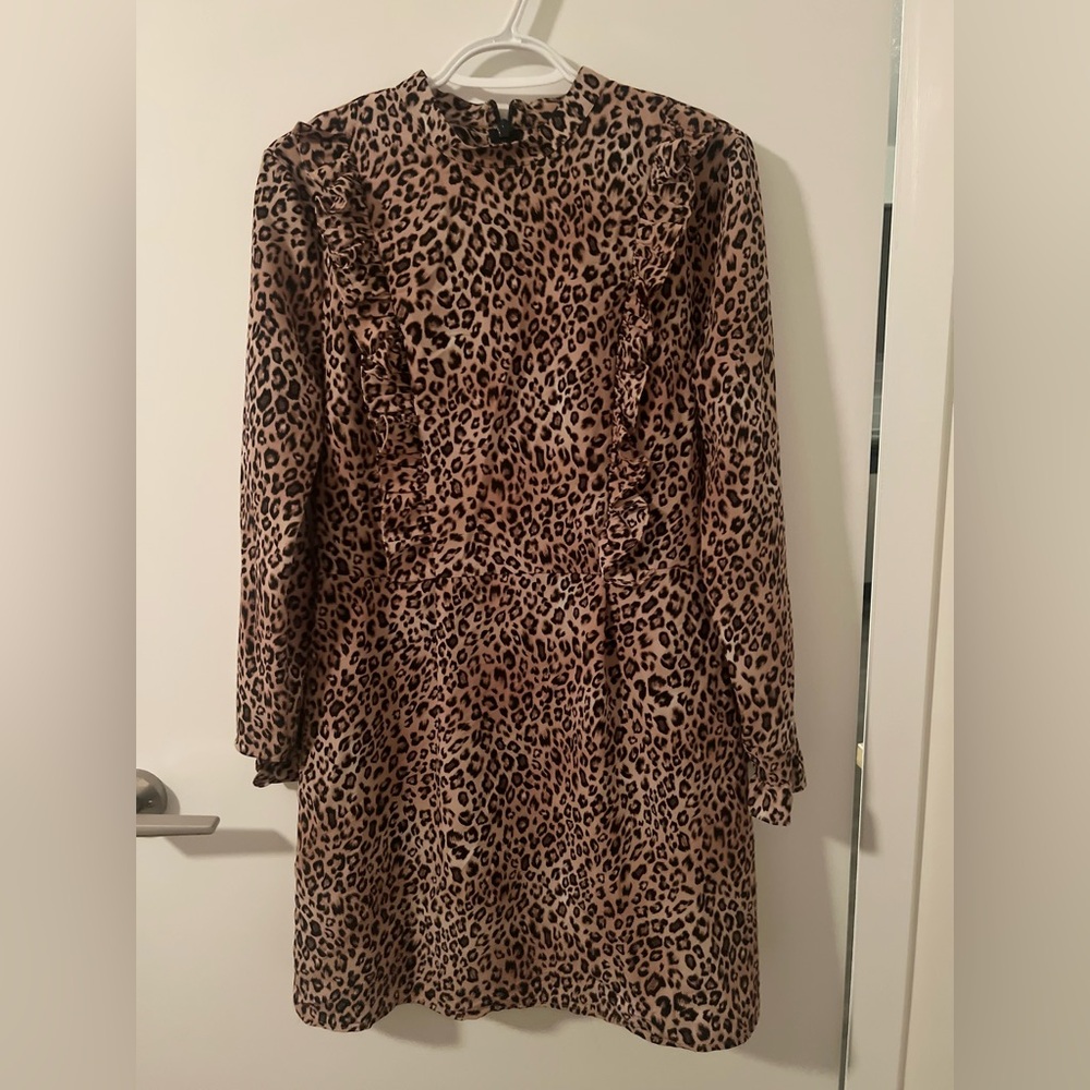 🐆 Leopard dress with frill details on the front.